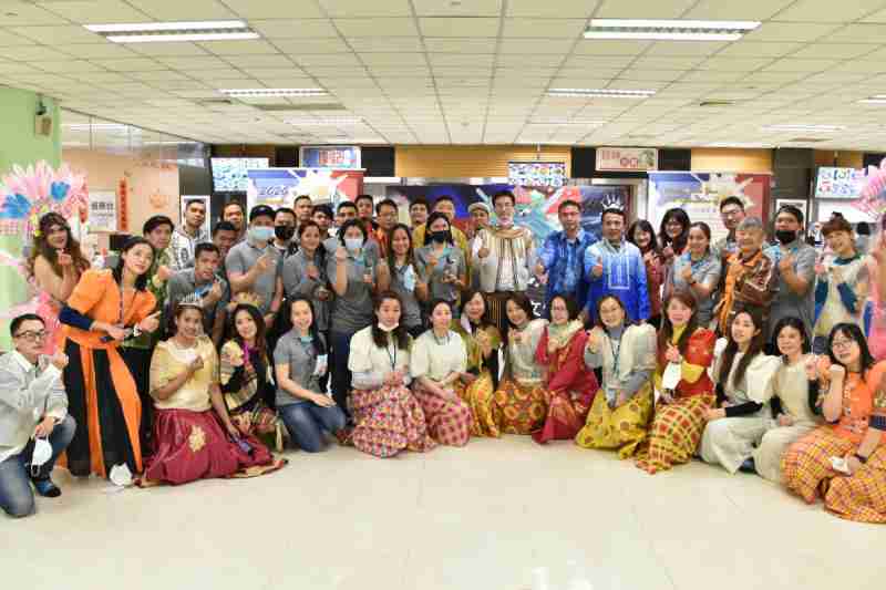 友達推動「安心、、創新、、、、用心、、同心、、、盡心」五星職旅，，，為菲籍員工打造全方位照護，，，首度贏得「人權實踐與發展領袖獎」殊榮