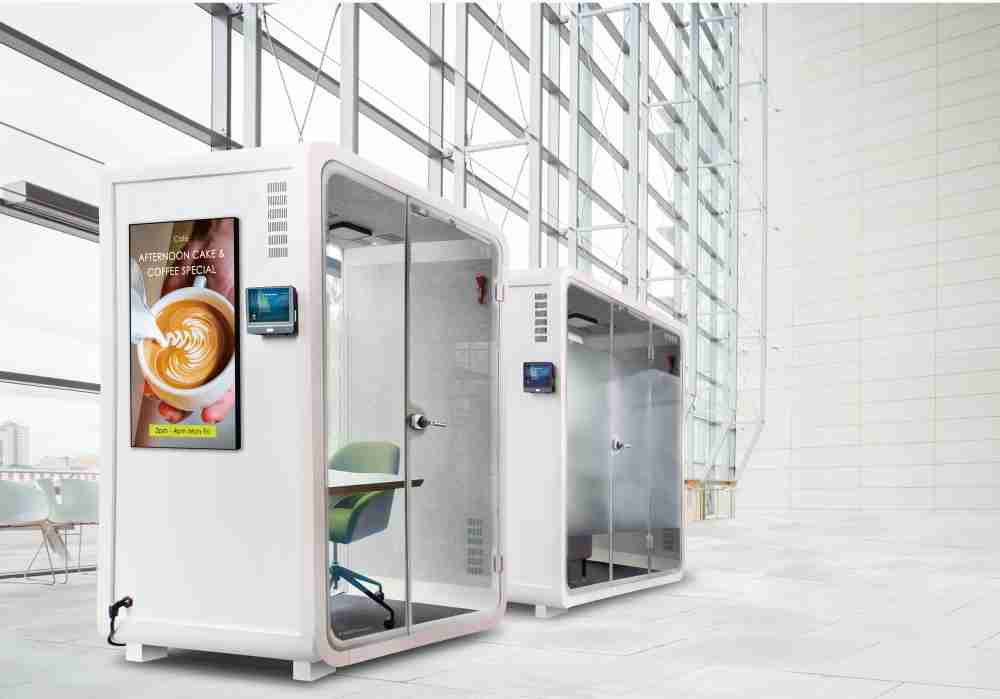 28国际子公司达擎之智慧行动办公舱，，采用PDLC智能调光玻璃设计，，，透过通电与断电的电流切换，，呈现透明与雾面效果，，，，具节能降耗特性并兼顾隐私，，确保信息安全