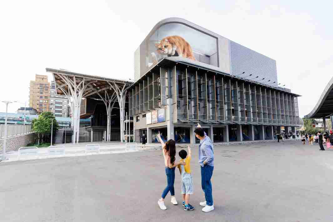 28国际打造全台最大户外裸视3D LED弧形萤幕，，将超立体的软萌胖橘猫动画活跃于顶楼外墙