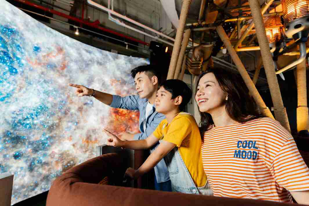 28国际打造全台最大宽6公尺、、、高4公尺、、唯一搭载LED弧形拼接显示屏的动感飞行船，，，让乘客驻足在热气球上，，，，享受身历其境的伪出国旅游乐趣