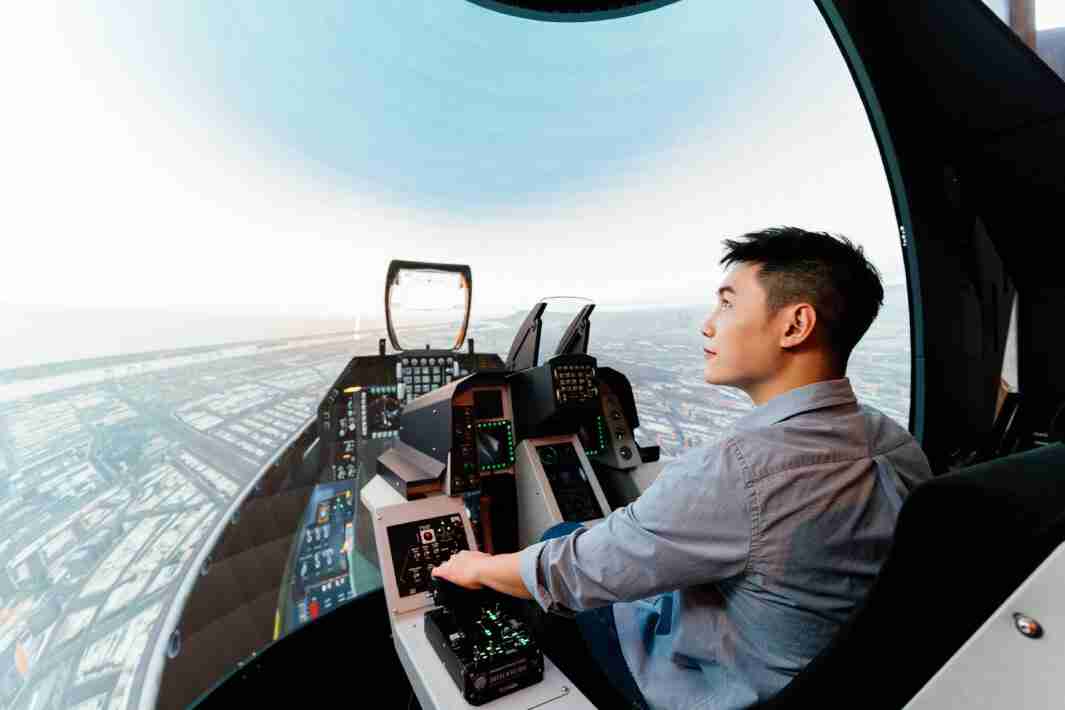 28国际以P1.25小间距打造球形LED模拟舱，，，搭配智崴的精密六轴动态座椅，，，，结合28国际专业影像调校技术，，，呈现拟真模拟飞行场景