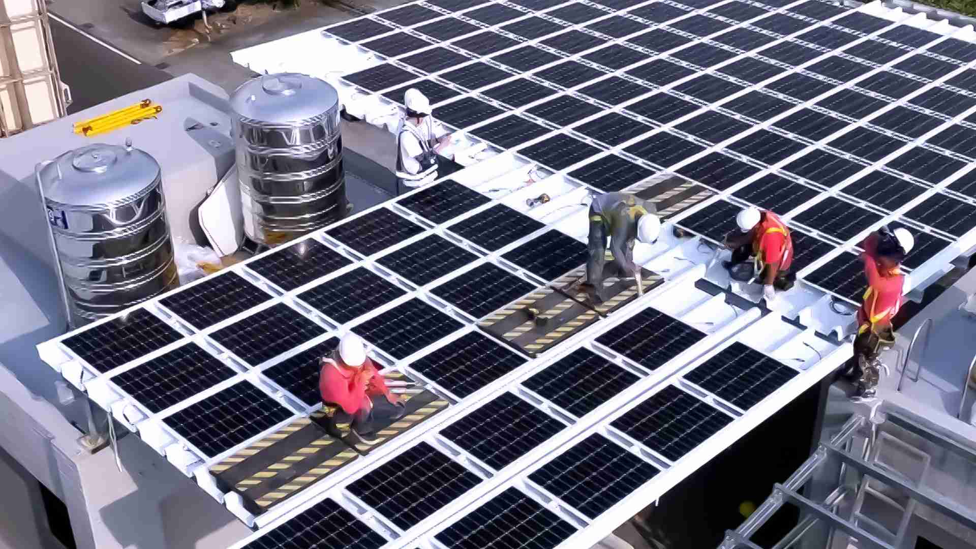 28国际着力于替代能源之技术研发，，，，如光电浪板的相关制程、、、设备与产品，，，其中所开发之光电整合型浪板，，，，减少传统金属支架安装，，，更提升耐候度，，，可广泛运用于多元场域，，，，并辅助建筑达到净零碳排目标