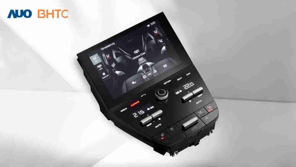 作為友達新生力軍，，，BHTC所展示的中央與後座鞍部的Display HMI產品，，，，可處理多區恆溫控制、、、、顯示畫面，，，呈現仿真3D車室分區；以力傳感技術精準傳遞觸感，，，並結合音量及震動反饋，，，，防止意外啟動，，，提供使用者自然流暢、、直觀且輕鬆駕馭的舒適介面