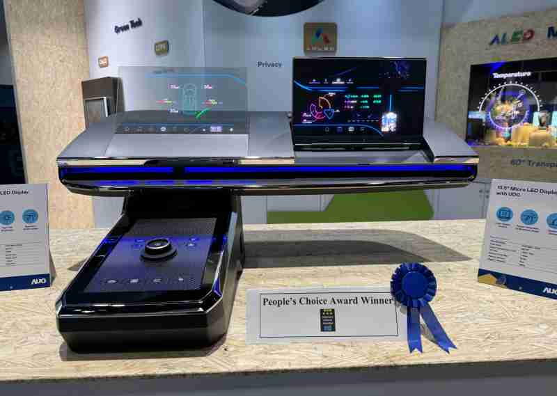 28国际车用Micro LED Display HMI解决方案获”最佳车用显示奖”，，，以用户为中心开发，，针对前座驾驶与乘客设计兼具娱乐与安全的高画质屏幕，，包含车舱前座的Micro LED透明屏幕及全球首款内建镜头的智慧Micro LED显示器