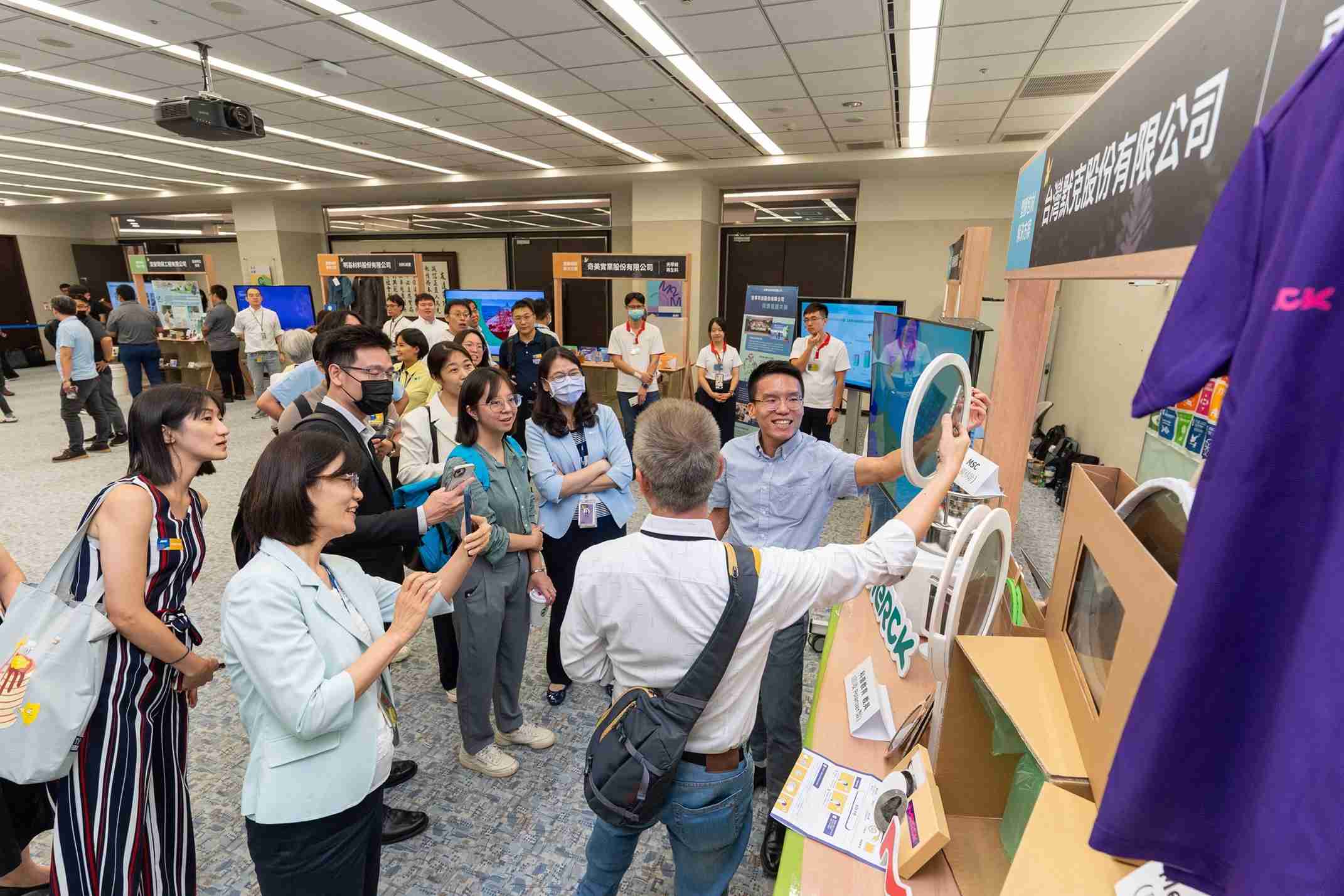 28国际连手产业伙伴策划首届生态圈联展，，展示如何将废塑料循环再利用，，，创新解决方案包括：塑料包材再生与循环使用、、再生塑料研发及应用、、、废塑料回收再生技术、、、、减塑生活提案等