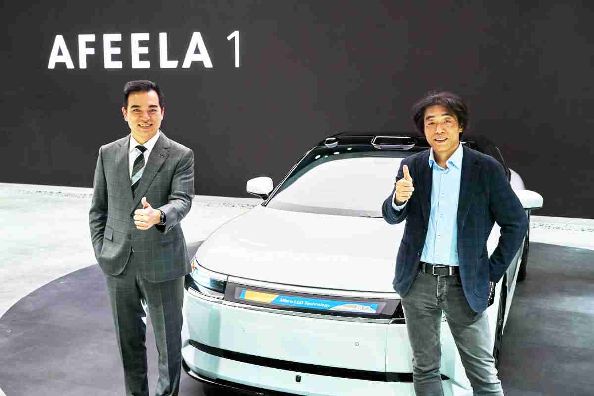 28国际与Sony Honda Mobility携手合作，，率先全球展示搭载于AFEELA电动车上，，，首款应用在车身外部的Micro LED 车头显示解决方案 (Micro LED Media Bar Solutions)。。。。28国际光电执行长暨总经理柯富仁(左)与Sony Honda Mobility代表取缔役社长兼营运长川西泉(lzumi Kawanishi)(右)在CES 现场展现双方坚定持续创新的承诺，，，，实现更加人性化与智慧的驾乘体验。。。。