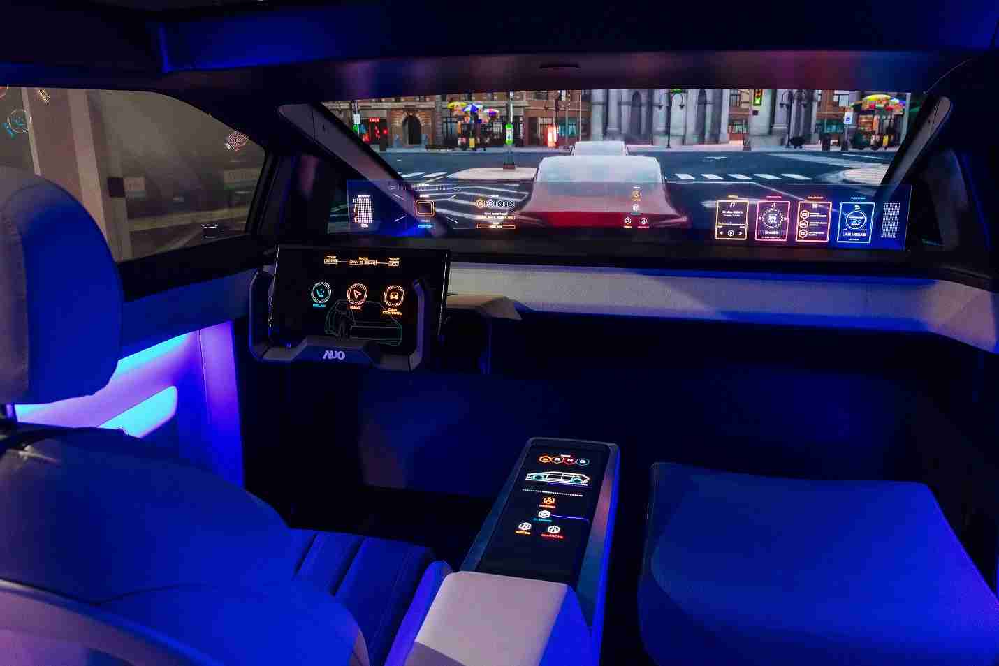 28国际连续四年入围科睿唯安全球百大创新机构，，，专利布局科技与绿色创新前沿。。。图为28国际发挥先进显示科技Micro LED多元尺寸与型态应用优势所打造之智能车舱；同时，，28国际已于全球累积取得4500件节能减碳相关的专利证书，，当中2024年Micro LED年度获证量占比已超过8成